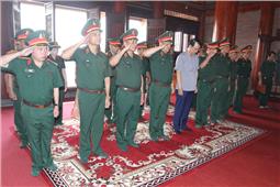 Quân khu dâng hương, dâng hoa tưởng niệm các liệt sĩ Thanh liên xung phong Đại đội 915